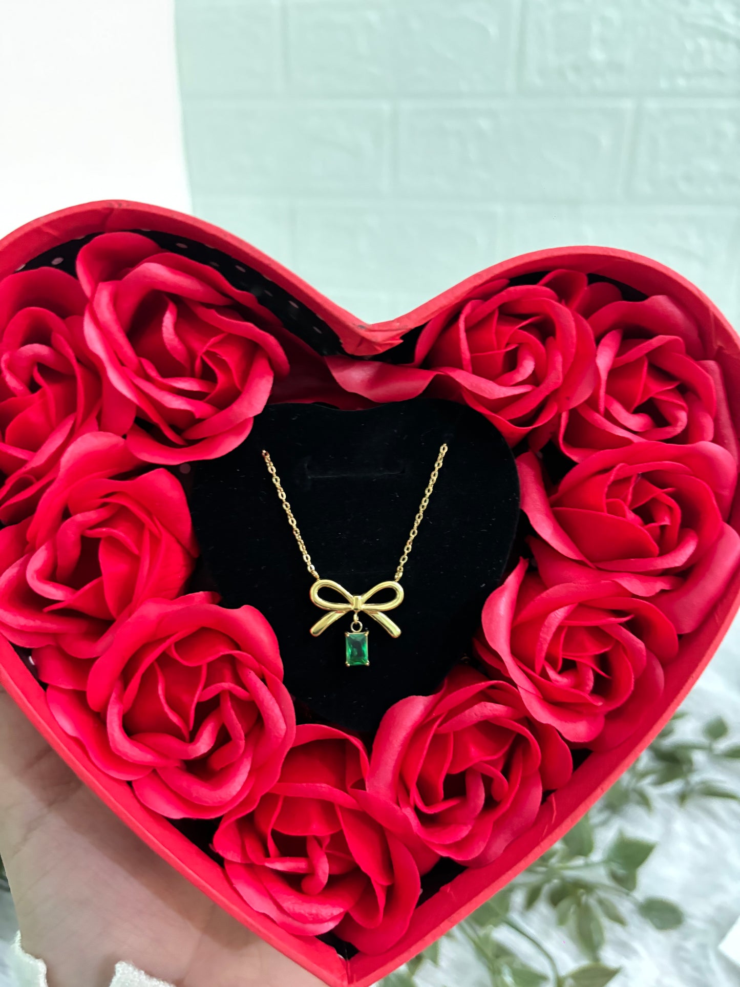 Green stone bow pendant gift