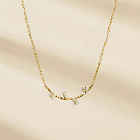 Gold plated anti tarnish flower themed pendant